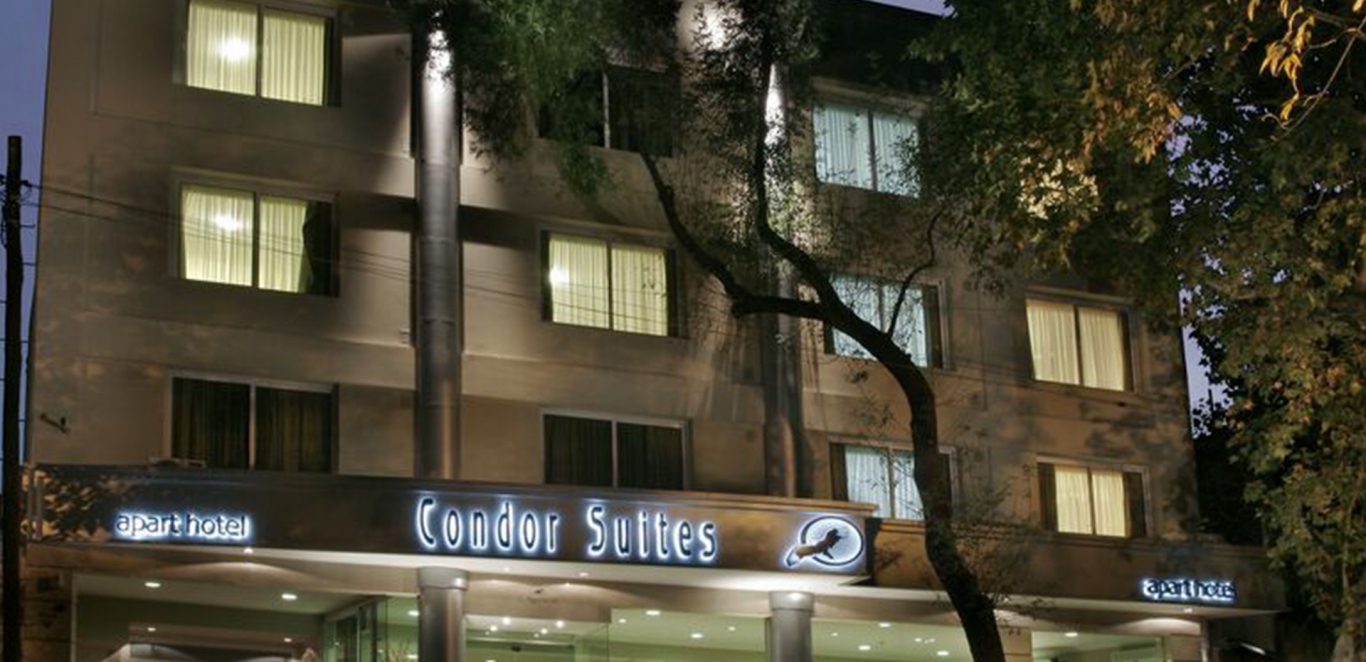 Frente hotel Condor Suites