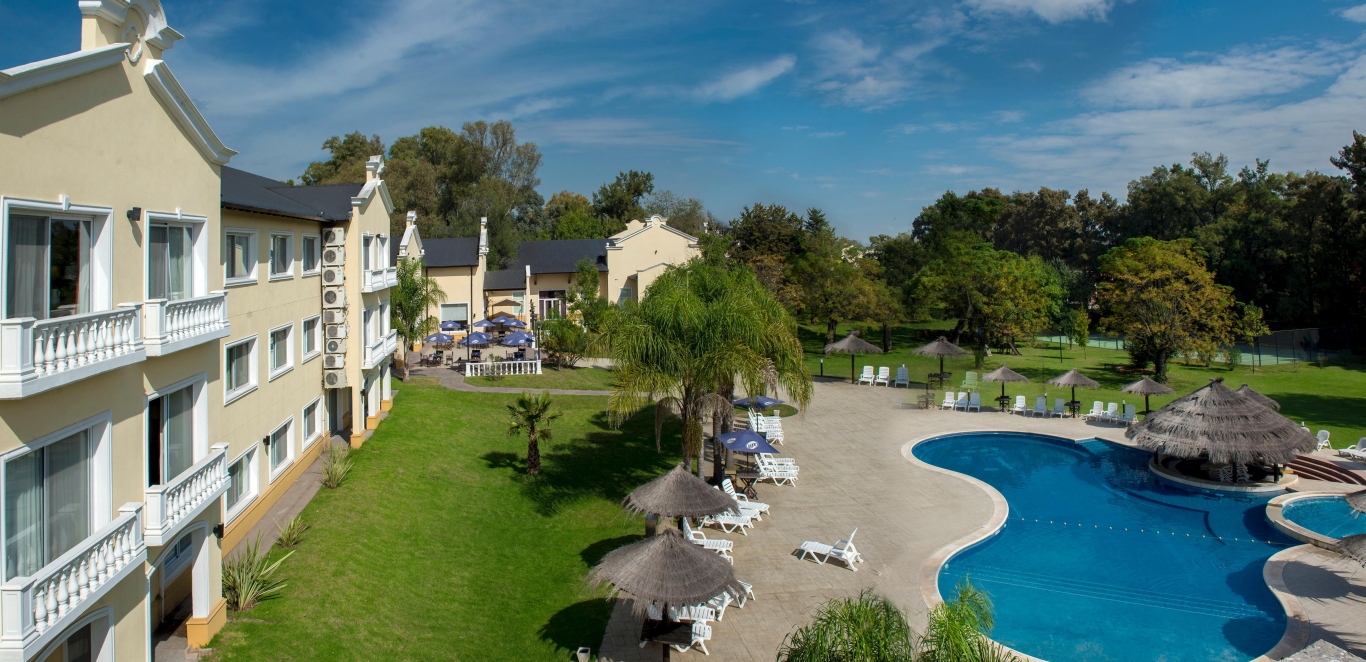 Howard Johnson Pilar - Buenos Aires - Piscina
